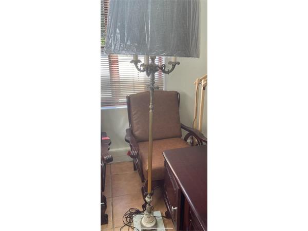 ~/upload/Lots/45651/oymqt42m6mgag/LOT 38 CANDLE STICK FLOOR LAMP_t600x450.jpg